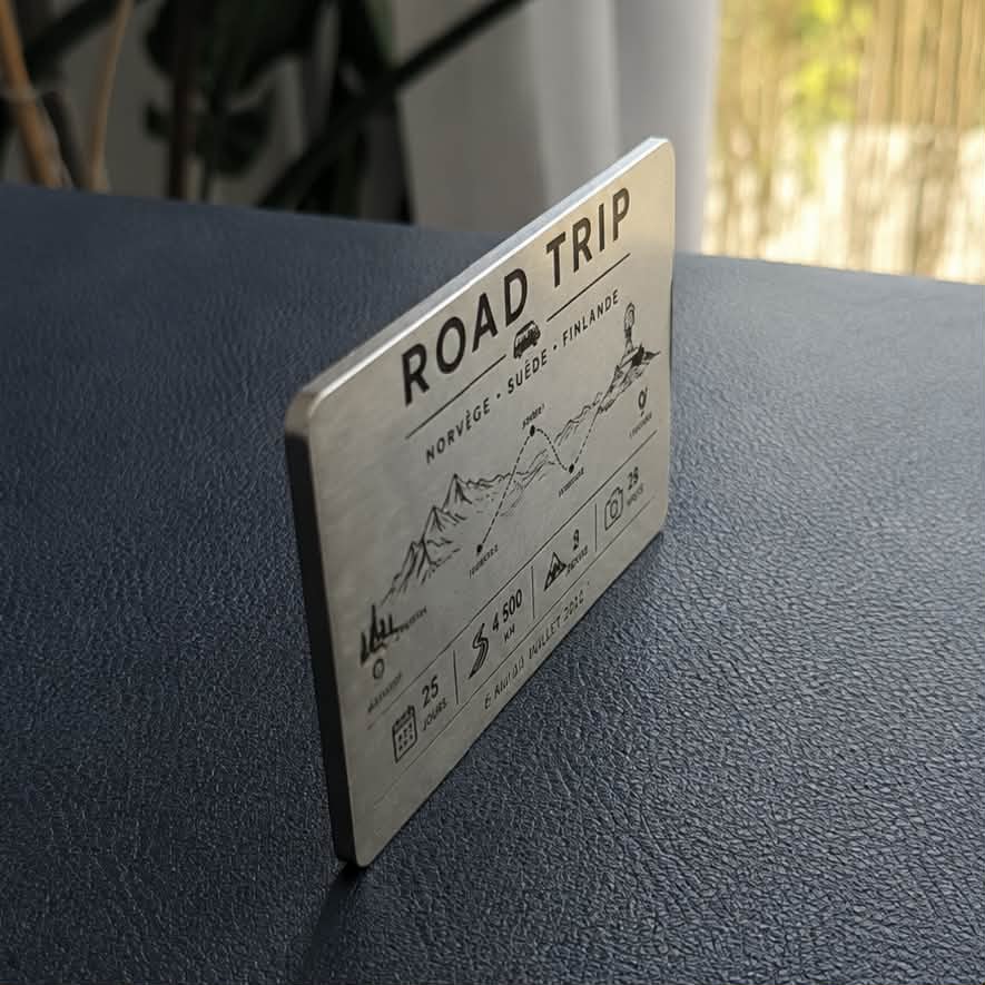 Vue de profil d’une plaque Road Trip en acier inoxydable brossé