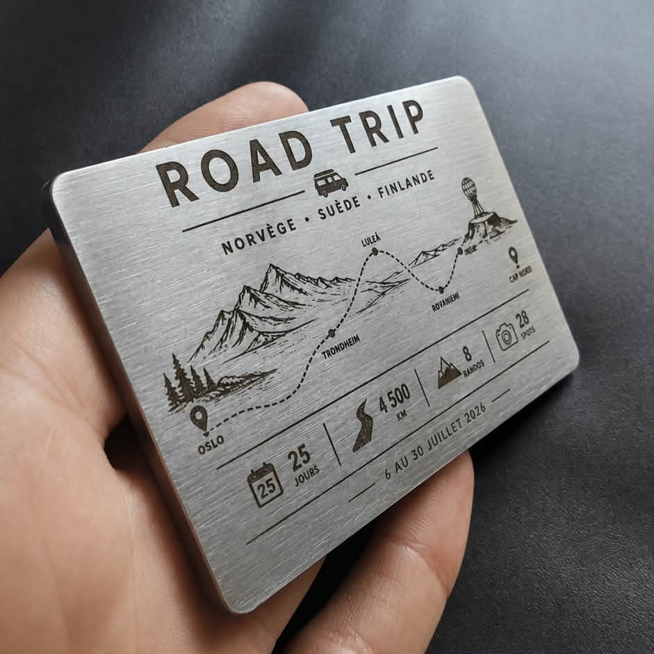 Plaque Road Trip tenue dans la main pour montrer son format réel